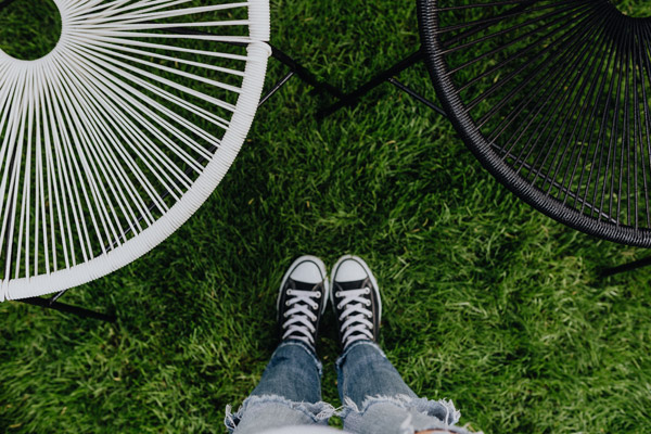 WOMAN, JEANS, SNEAKERS, GARDEN CHAIRS, GREEN GRASS